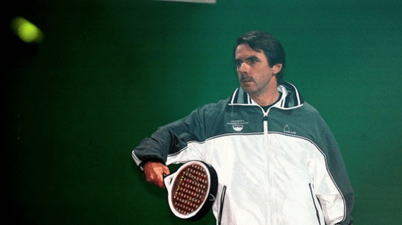 José María Aznar jugando al pádel.