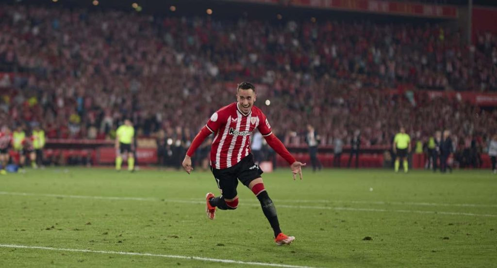 Berenguer corre eufórico tras marcar el penalti decisivo en la final de Copa del Rey.