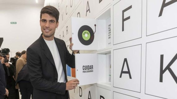 Carlos Alcaraz, durante la presentación de la exposición en el Centro de Cultura Cárcel Vieja de Murcia.
