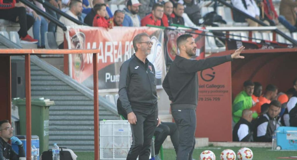 Álvaro Cejudo y su padre, dirigiendo juntos en un partido de su equipo.
