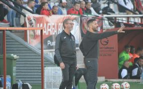 Álvaro Cejudo y su padre, dirigiendo juntos en un partido de su equipo.