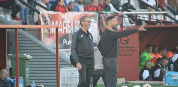 Álvaro Cejudo y su padre, dirigiendo juntos en un partido de su equipo.