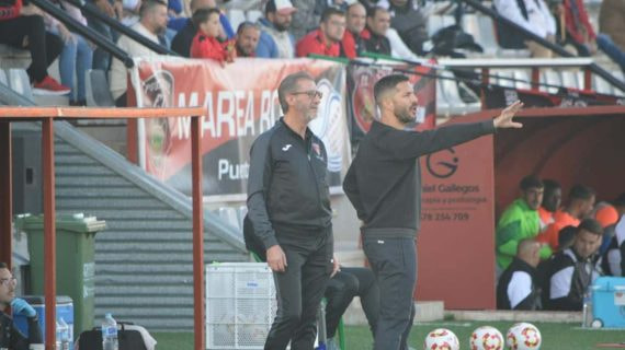 Álvaro Cejudo y su padre, dirigiendo juntos en un partido de su equipo.
