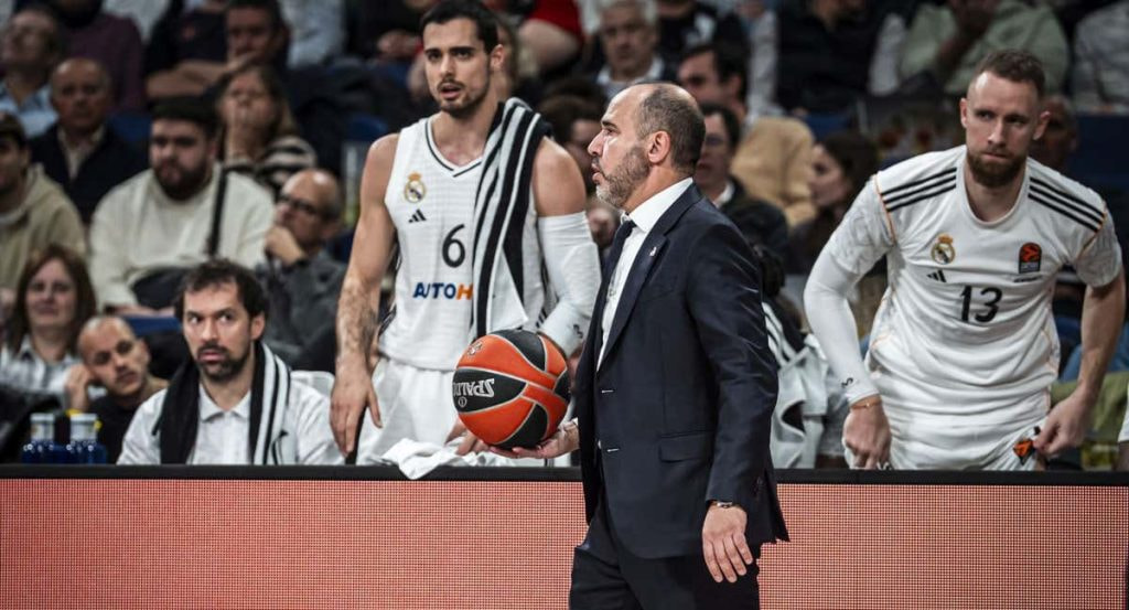 Chus Mateo, frente al banquillo del Real Madrid.