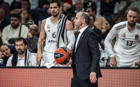 Chus Mateo, frente al banquillo del Real Madrid.