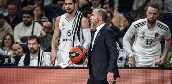 Chus Mateo, frente al banquillo del Real Madrid.