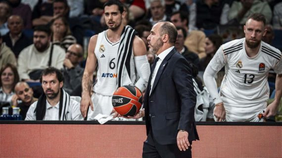 Chus Mateo, frente al banquillo del Real Madrid.