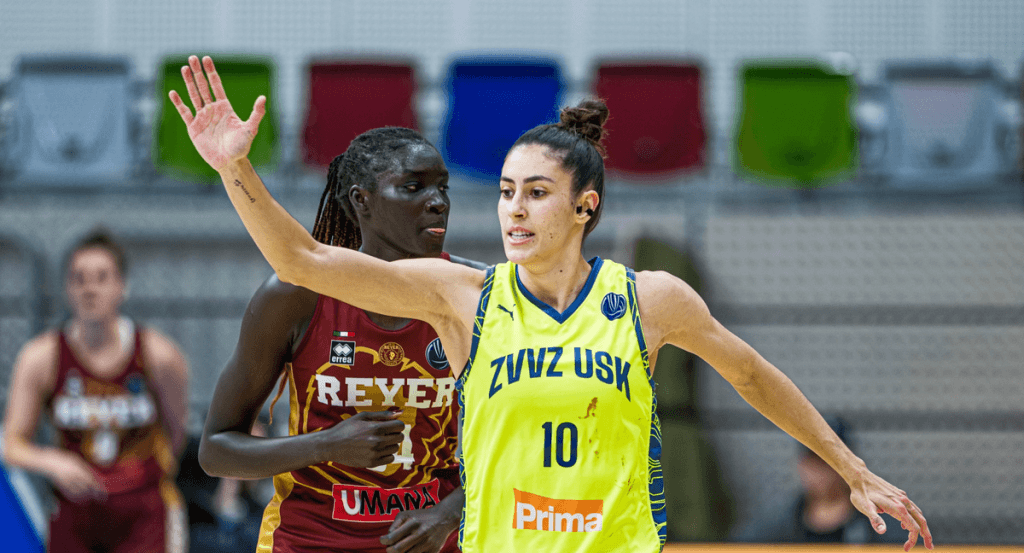 María Conde jugando con USK Praha en la EuroLeague Women 24-25.