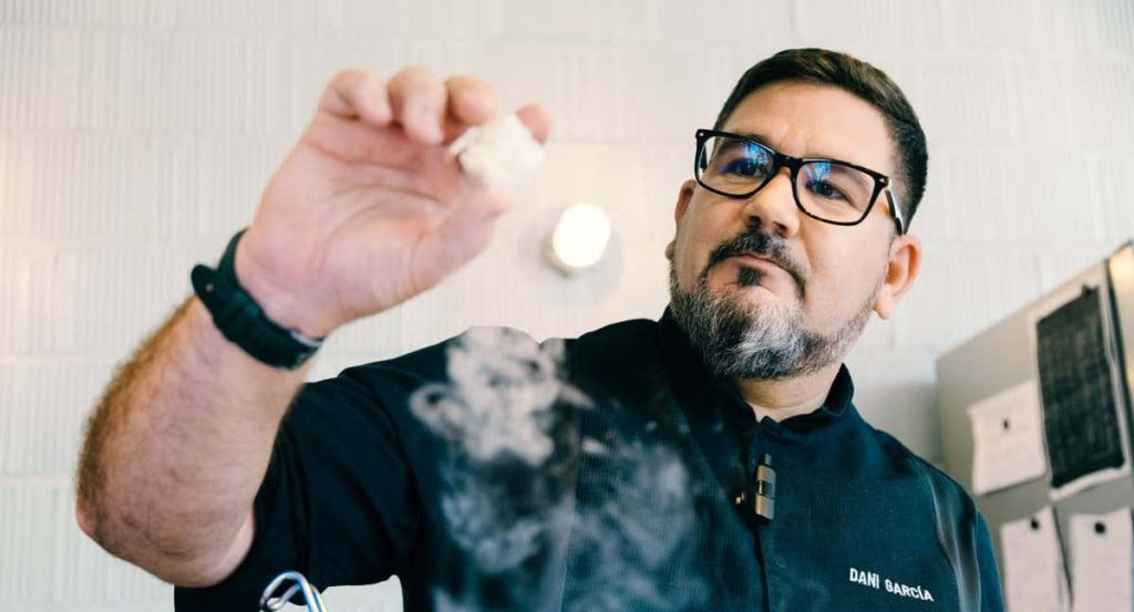Dani García, en mitad de la confección de unos de sus platos.