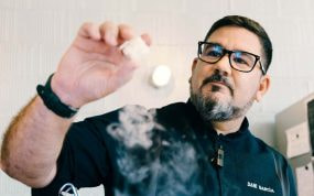 Dani García, en mitad de la confección de unos de sus platos.