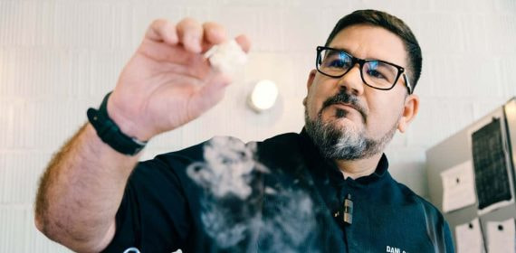 Dani García, en mitad de la confección de unos de sus platos.