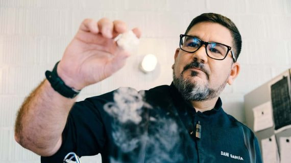 Dani García, en mitad de la confección de unos de sus platos.