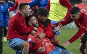 Los jugadores de Deportiva Minera celebran tras derrotar al Alavés.