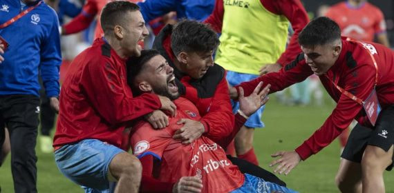 Los jugadores de Deportiva Minera celebran tras derrotar al Alavés.