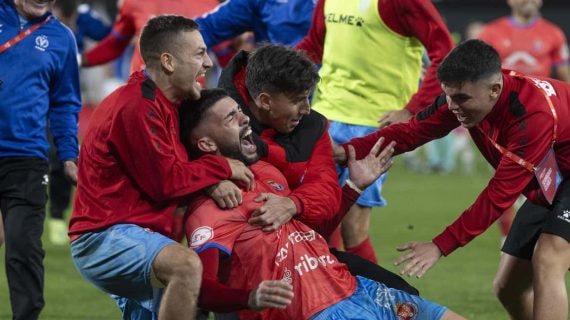 Los jugadores de Deportiva Minera celebran tras derrotar al Alavés.