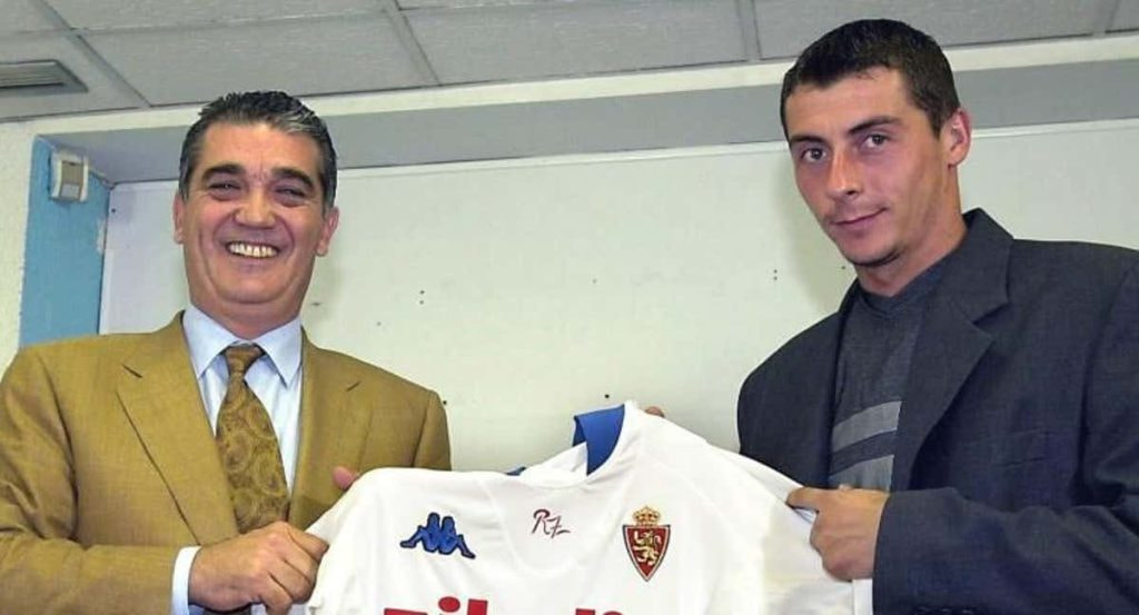 Alfonso Solans, presidente entonces del Zaragoza, y Goran Drulic, en su presentación en 2001.