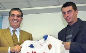 Alfonso Solans, presidente entonces del Zaragoza, y Goran Drulic, en su presentación en 2001.