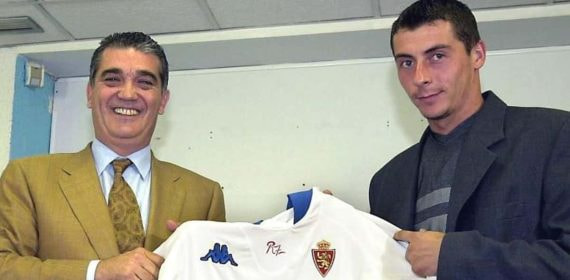 Alfonso Solans, presidente entonces del Zaragoza, y Goran Drulic, en su presentación en 2001.