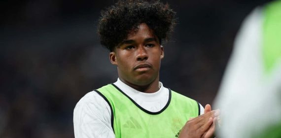 Endrick, suplente, aplaude al público del Bernabéu.