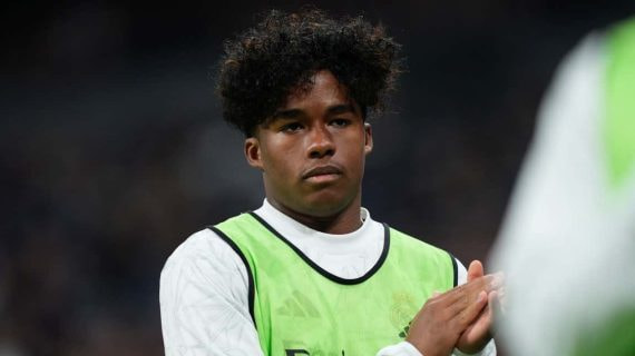 Endrick, suplente, aplaude al público del Bernabéu.