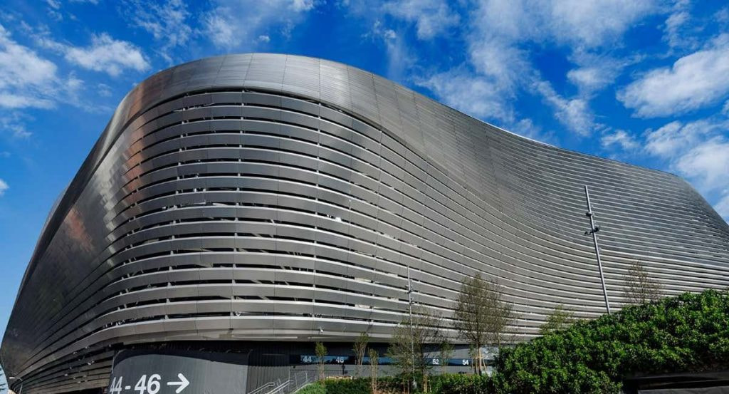 El nuevo Santiago Bernabéu desde la calle Concha Espina, en la plaza de Sagrados Corazones.