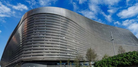 El nuevo Santiago Bernabéu desde la calle Concha Espina, en la plaza de Sagrados Corazones.