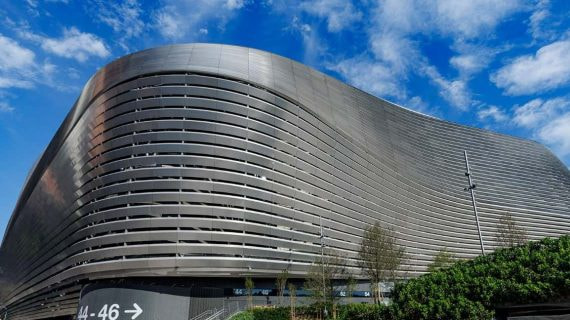 El nuevo Santiago Bernabéu desde la calle Concha Espina, en la plaza de Sagrados Corazones.
