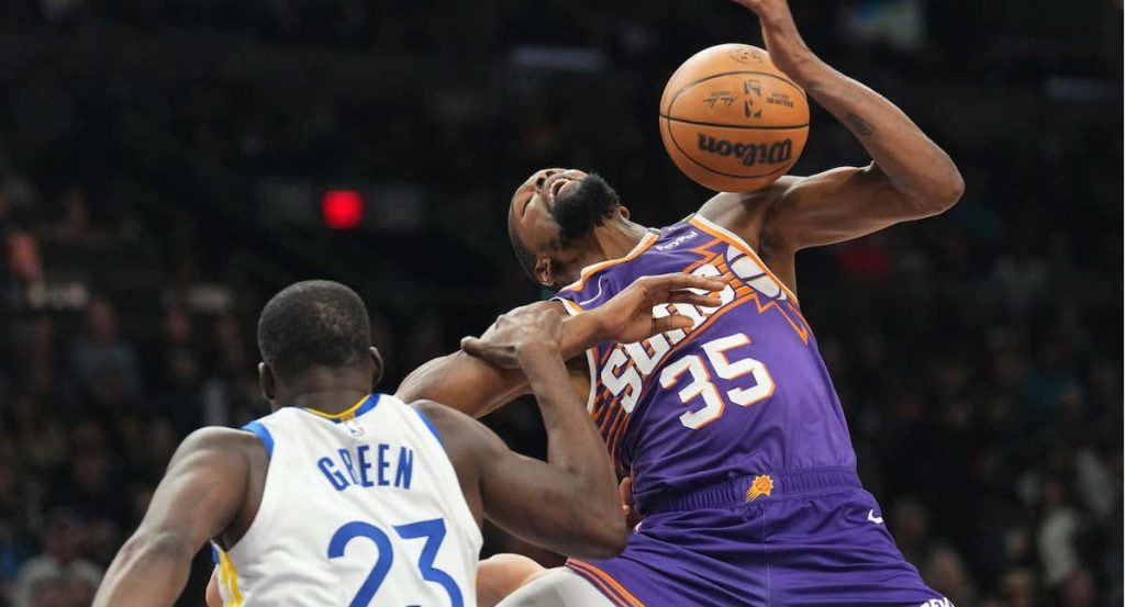 Falta personal cometida sobre Kevin Durant, jugador de los Phoenix Suns de la NBA.