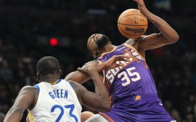 Falta personal cometida sobre Kevin Durant, jugador de los Phoenix Suns de la NBA.