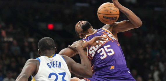 Falta personal cometida sobre Kevin Durant, jugador de los Phoenix Suns de la NBA.