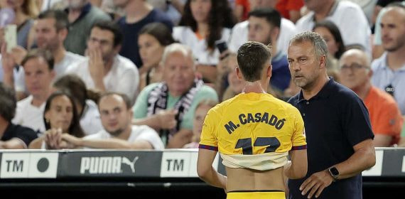 Marc Casadó junto a Hansi Flick durante un encuentro de LaLiga.