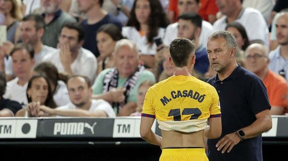 Marc Casadó junto a Hansi Flick durante un encuentro de LaLiga.