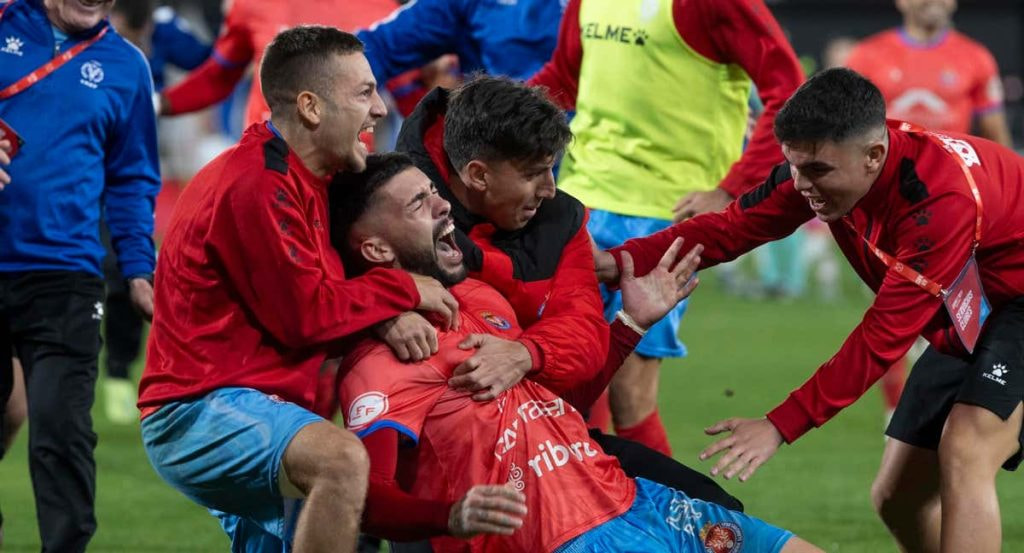 Los futbolistas de la Deportiva Minera celebran el pase a la tercera ronda de la Copa del Rey.