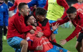 Los futbolistas de la Deportiva Minera celebran el pase a la tercera ronda de la Copa del Rey.