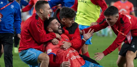 Los futbolistas de la Deportiva Minera celebran el pase a la tercera ronda de la Copa del Rey.