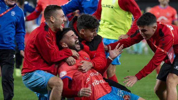 Los futbolistas de la Deportiva Minera celebran el pase a la tercera ronda de la Copa del Rey.