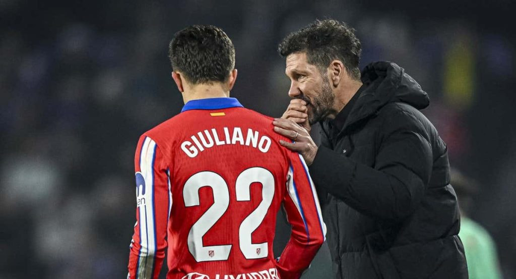 Giuliano Simeone y el Cholo, durante un partido esta temporada.