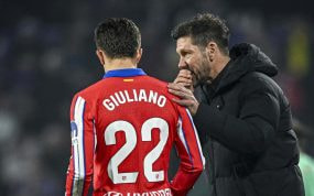 Giuliano Simeone y el Cholo, durante un partido esta temporada.