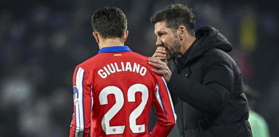 Giuliano Simeone y el Cholo, durante un partido esta temporada.