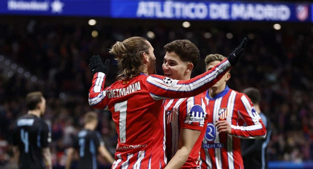 Los autores de los goles celebran el gol de Griezmann.