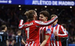 Los autores de los goles celebran el gol de Griezmann.