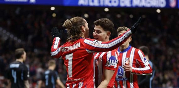 Los autores de los goles celebran el gol de Griezmann.