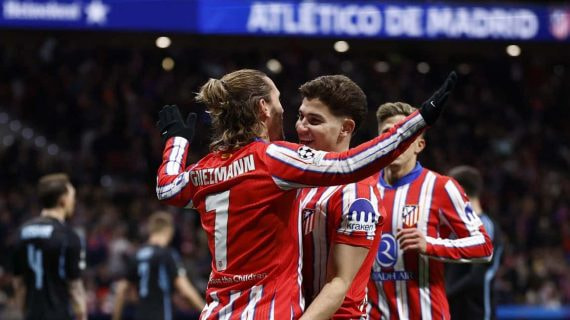Los autores de los goles celebran el gol de Griezmann.