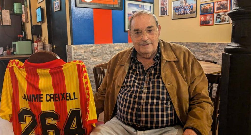 Jaume Creixell, en el momento de hacer la entrevista, junto con una camiseta con la que le homenajeó el Sant Andreu.