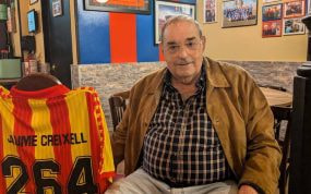 Jaume Creixell, en el momento de hacer la entrevista, junto con una camiseta con la que le homenajeó el Sant Andreu.