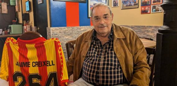 Jaume Creixell, en el momento de hacer la entrevista, junto con una camiseta con la que le homenajeó el Sant Andreu.