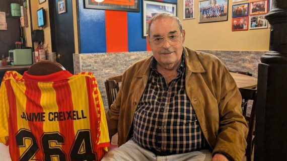 Jaume Creixell, en el momento de hacer la entrevista, junto con una camiseta con la que le homenajeó el Sant Andreu.