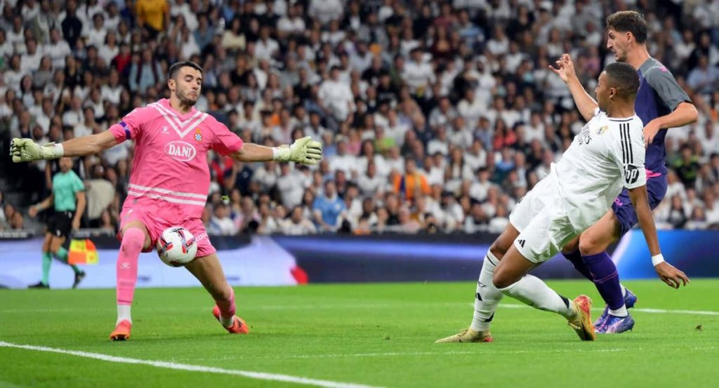 Joan García, en el partido de esta temporada ante el Real Madrid, le detiene un tiro a Mbappé.
