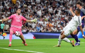 Joan García, en el partido de esta temporada ante el Real Madrid, le detiene un tiro a Mbappé.