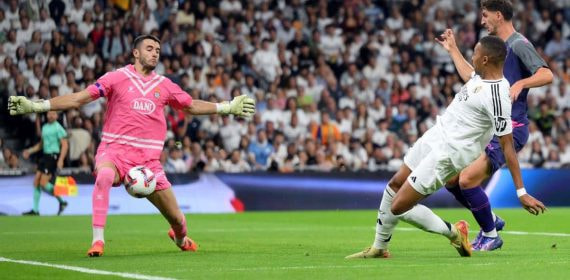 Joan García, en el partido de esta temporada ante el Real Madrid, le detiene un tiro a Mbappé.